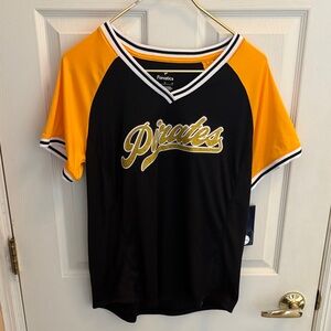 Women’s medium NWT Fanatics Black and Gold Pirates Tee